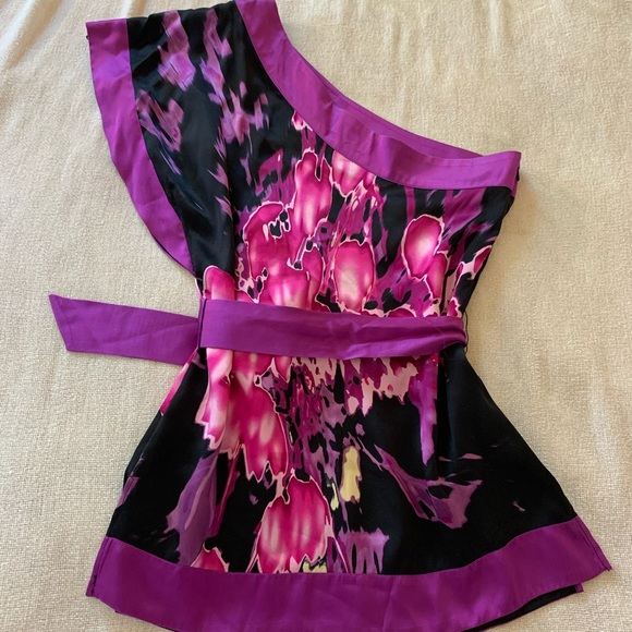 bebe 100% silk One-Shoulder top with sash. XS - Picture 3 of 8